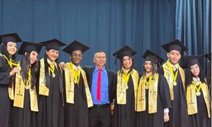 Shakira celebra la graduaci&oacute;n de 415 estudiantes de la Fundaci&oacute;n Pies Descalzos