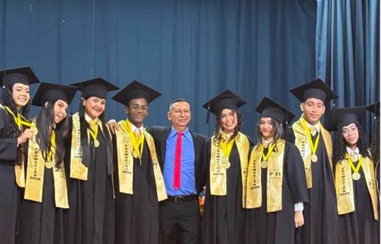 Shakira celebra la graduaci&oacute;n de 415 estudiantes de la Fundaci&oacute;n Pies Descalzos