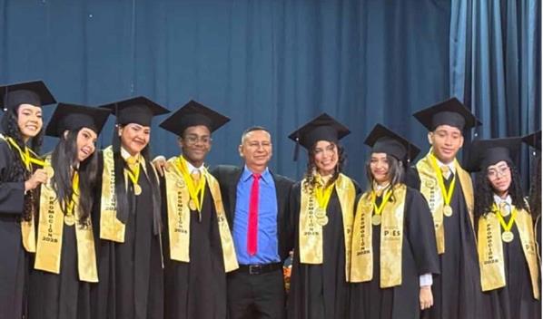 Shakira celebra la graduaci&oacute;n de 415 estudiantes de la Fundaci&oacute;n Pies Descalzos