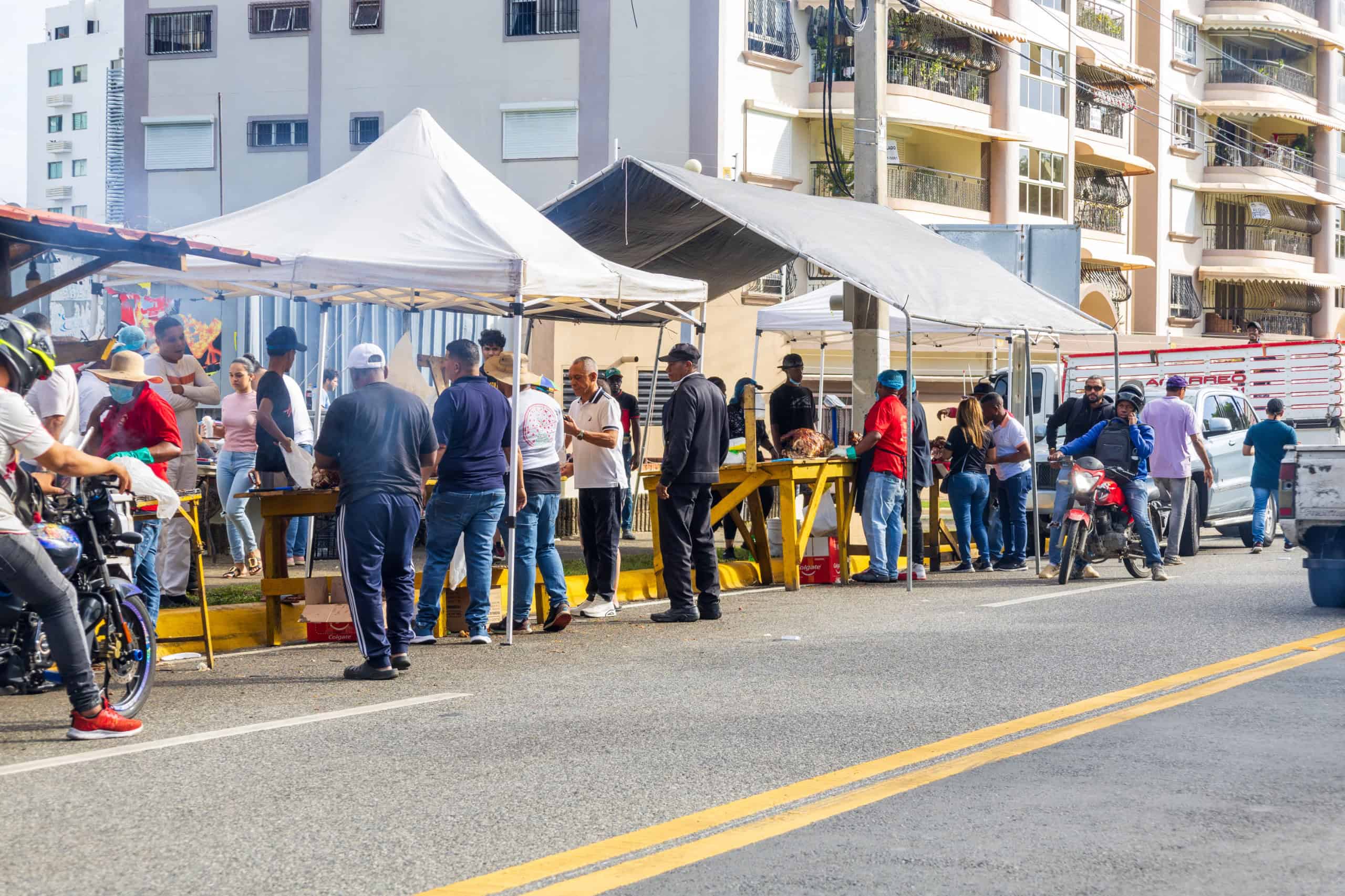 Personas compran cerdo asado para la cena de Nochebuena.&nbsp;