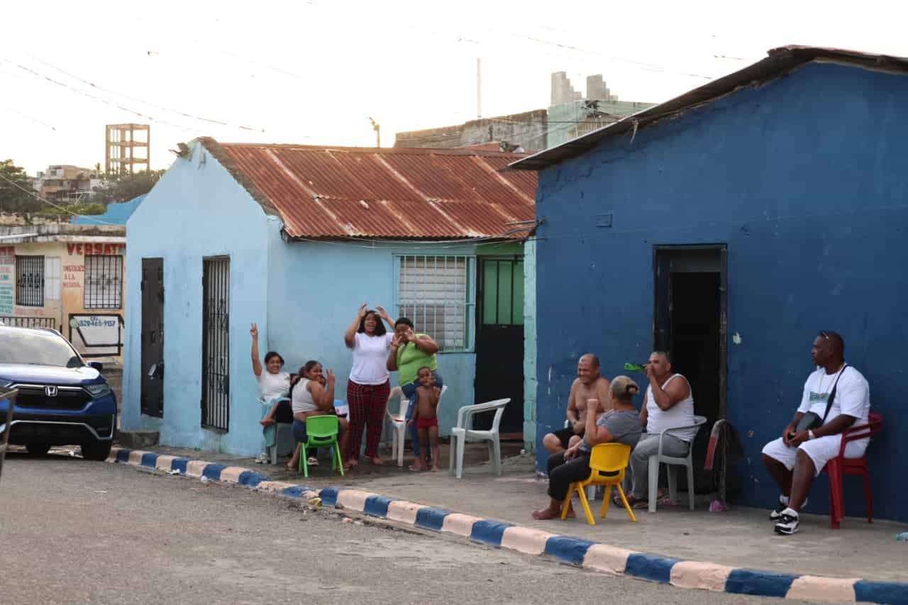Vecino comparte en víspera de Nochebuena. 