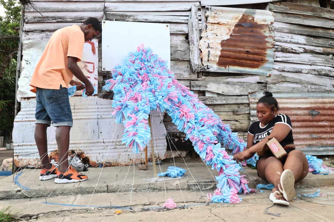 Decoraciones en calles del barrio La Ciénaga.