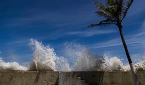 Autoridades emiten alertas por marejada peligrosa en la costa norte de Puerto Rico