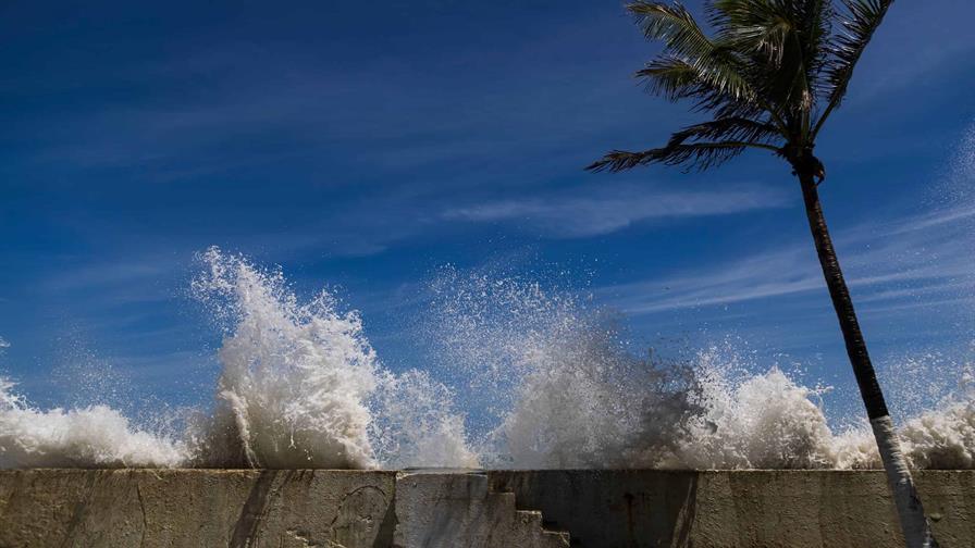 Autoridades emiten alertas por marejada peligrosa en la costa norte de Puerto Rico
