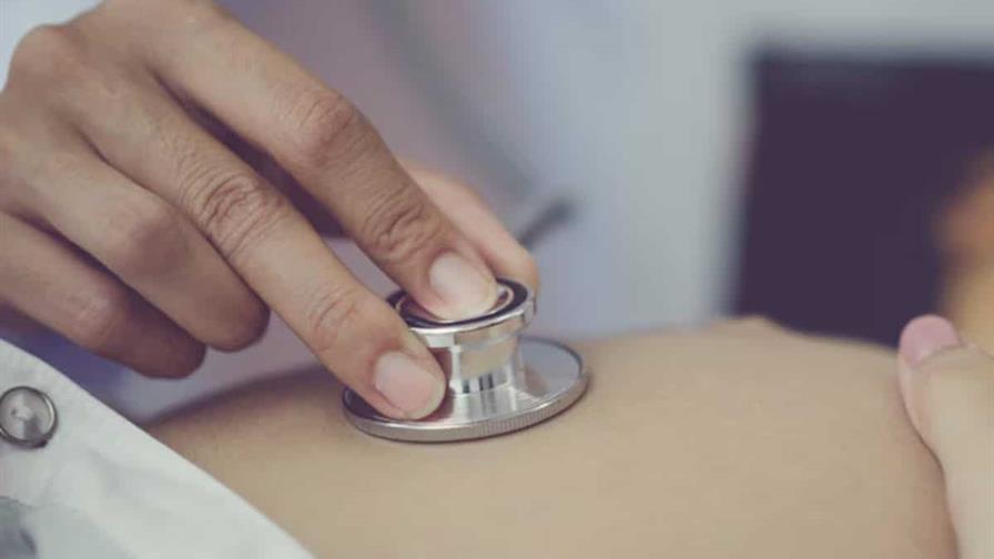 Beb&eacute; en gestaci&oacute;n es operado de un tumor en el pulm&oacute;n en Lima