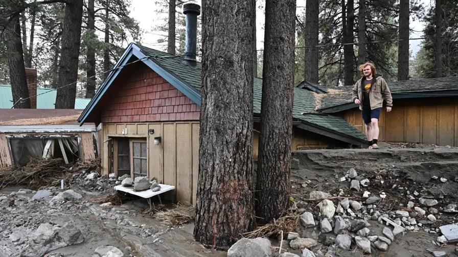 Nuevas tormentas azotan California en Navidad, que est&aacute; bajo estado de emergencia