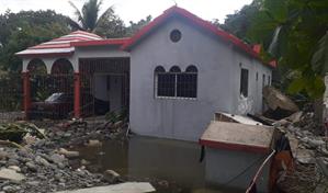 Al menos cuatro viviendas afectadas tras colapso de tuber&iacute;a del acueducto Cibao en Sabana Iglesia