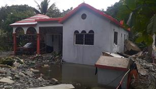 Al menos cuatro viviendas afectadas tras colapso de tuber&iacute;a del acueducto Cibao en Sabana Iglesia