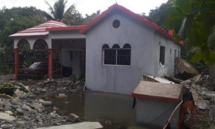 Al menos cuatro viviendas afectadas tras colapso de tuber&iacute;a del acueducto Cibao en Sabana Iglesia