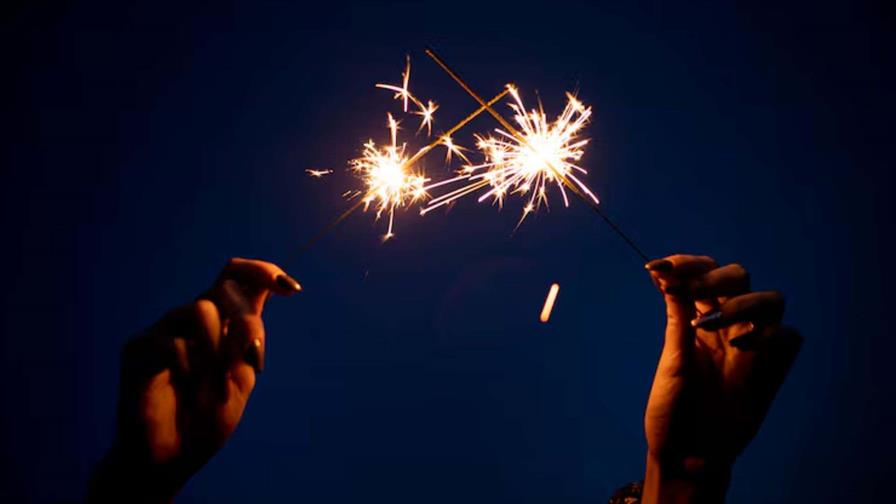 La Defensa Civil denuncia uso indiscriminado de fuegos artificiales en barrios de Santiago