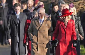 La familia real británica asiste a la misa de Navidad sin Andrés, hermano del rey