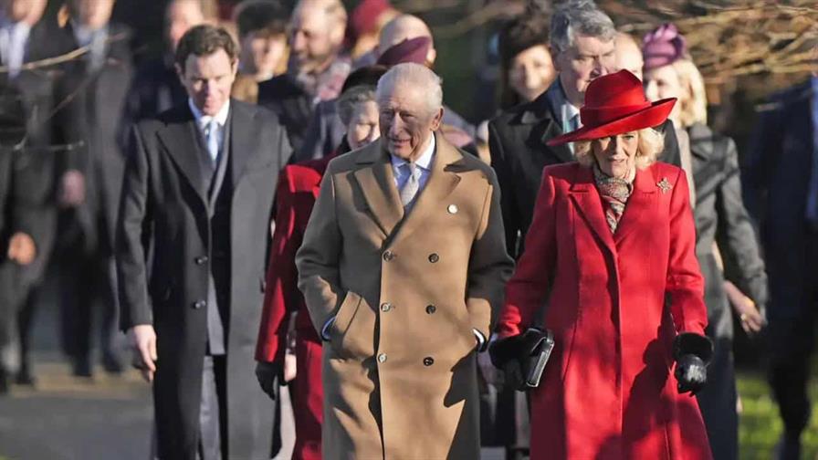 La familia real brit&aacute;nica asiste a la misa de Navidad sin Andr&eacute;s, hermano del rey