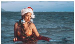 Karol G celebra la Navidad con un sexy look de "Mam&aacute; Noel" en la playa