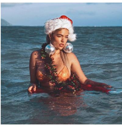 Karol G celebra la Navidad con un sexy look de "Mam&aacute; Noel" en la playa