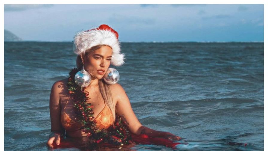 Karol G celebra la Navidad con un sexy look de "Mam&aacute; Noel" en la playa