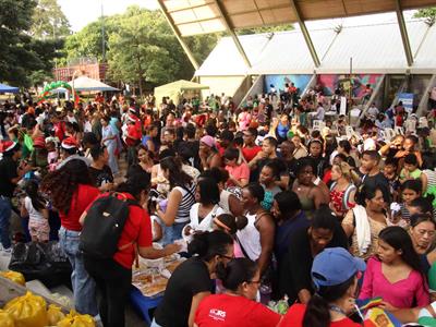 Migrantes en frontera de México celebran Navidad en incertidumbre