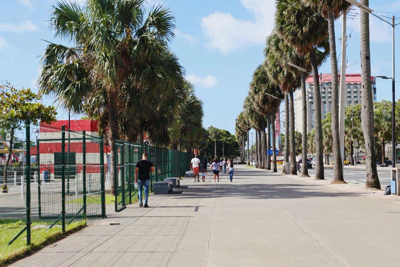 El Malecón de Santo Domingo, con un bajo flujo de personas.