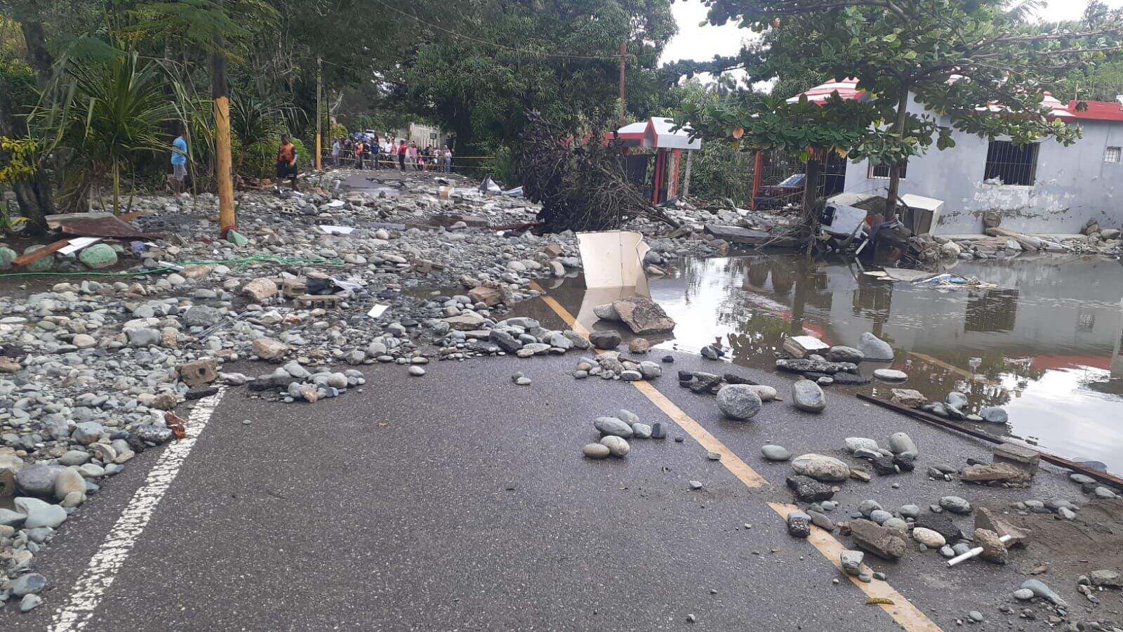 Piedras invaden viviendas en el municipio Sabana Iglesia tras el colapso de una tuber&iacute;a del acueducto Cibao.