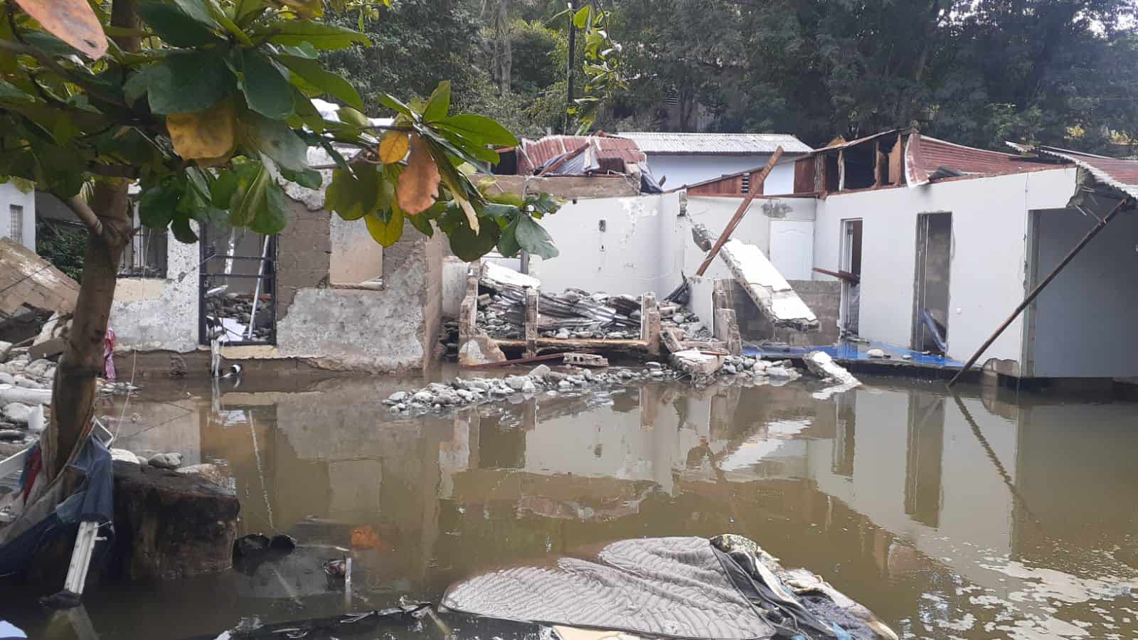 El agua sucia y las piedras arrastradas por el colapso de la tuber&iacute;a principal del acueducto Cibao.