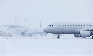 Aerol&iacute;neas cancelan m&aacute;s de 1,000 vuelos en EE. UU. por el clima invernal