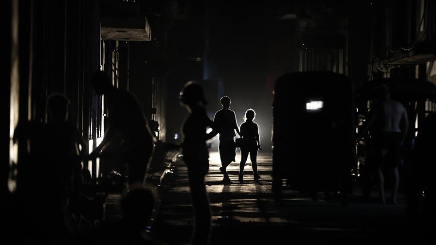 Estatal de electricidad prev&eacute; apagones simult&aacute;neos en el 55 % de Cuba en el horario pico