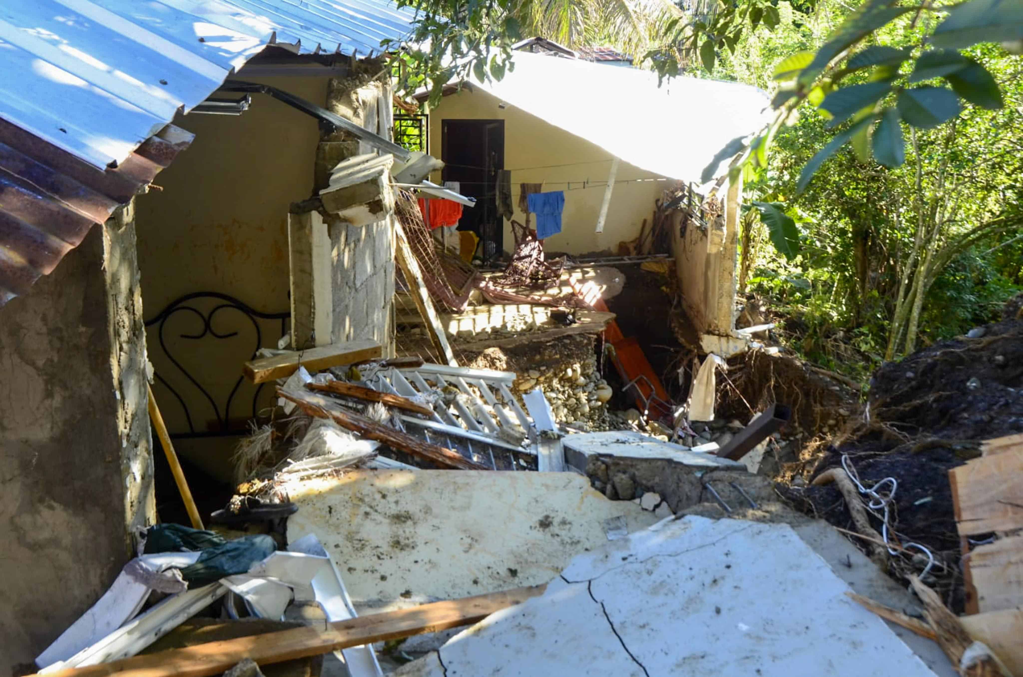 Restos de zinc y madera cubren el &aacute;rea donde varias viviendas quedaron severamente da&ntilde;adas.