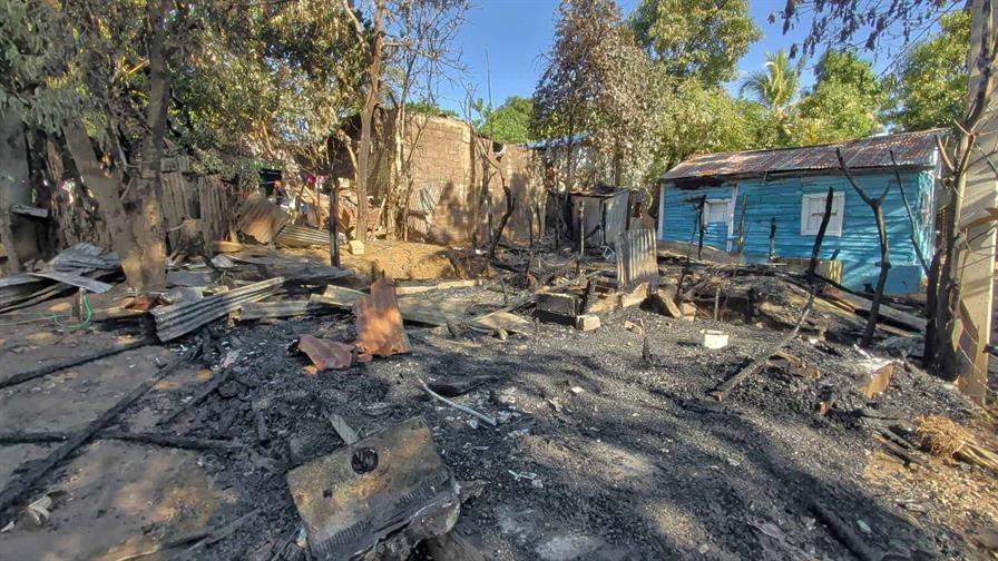 Tres viviendas reducidas a cenizas en Dajab&oacute;n: familias se quedaron sin nada