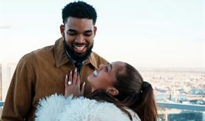 Karl Towns se compromete con su novia Jordyn Woods en Navidad