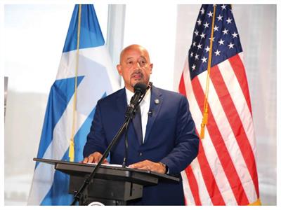 Polémica con el alcalde dominicano de Lawrence por utilizar intérprete