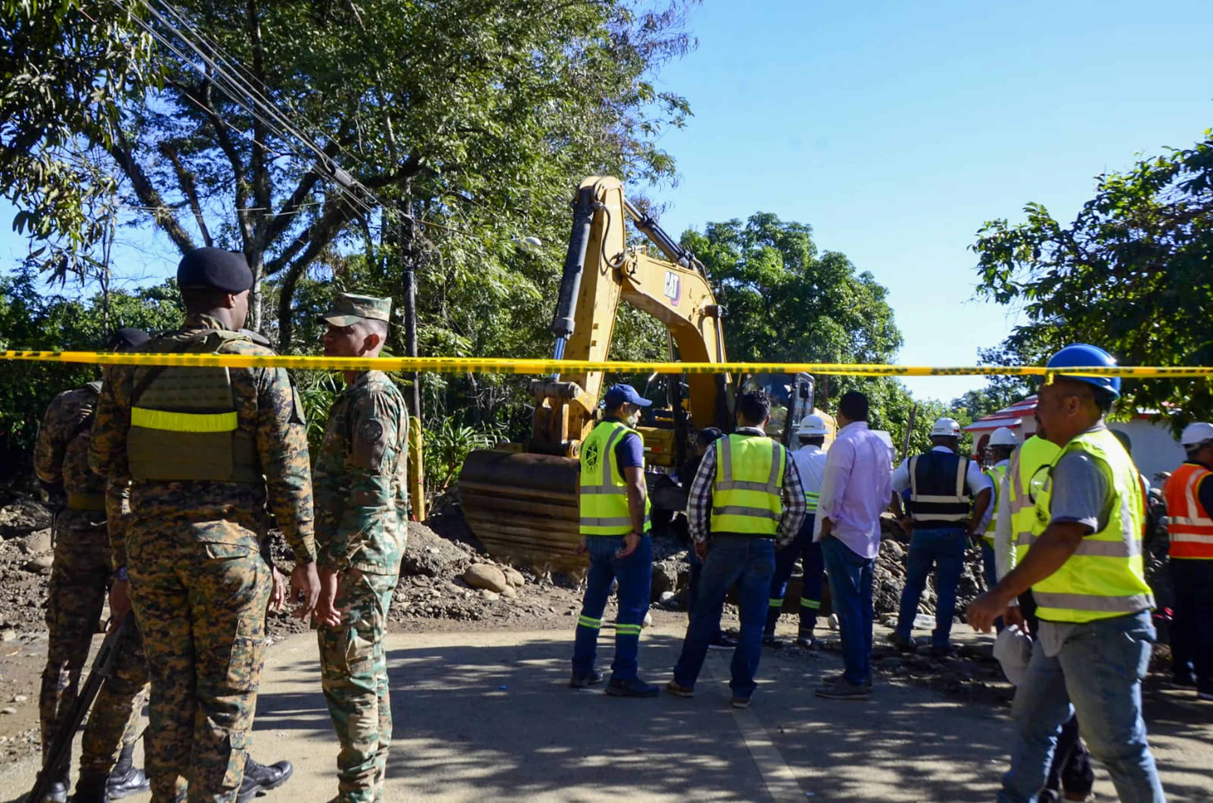 Personal t&eacute;cnico trabaja con maquinarias pesadas en la zona afectada por la explosi&oacute;n de la tuber&iacute;a.
