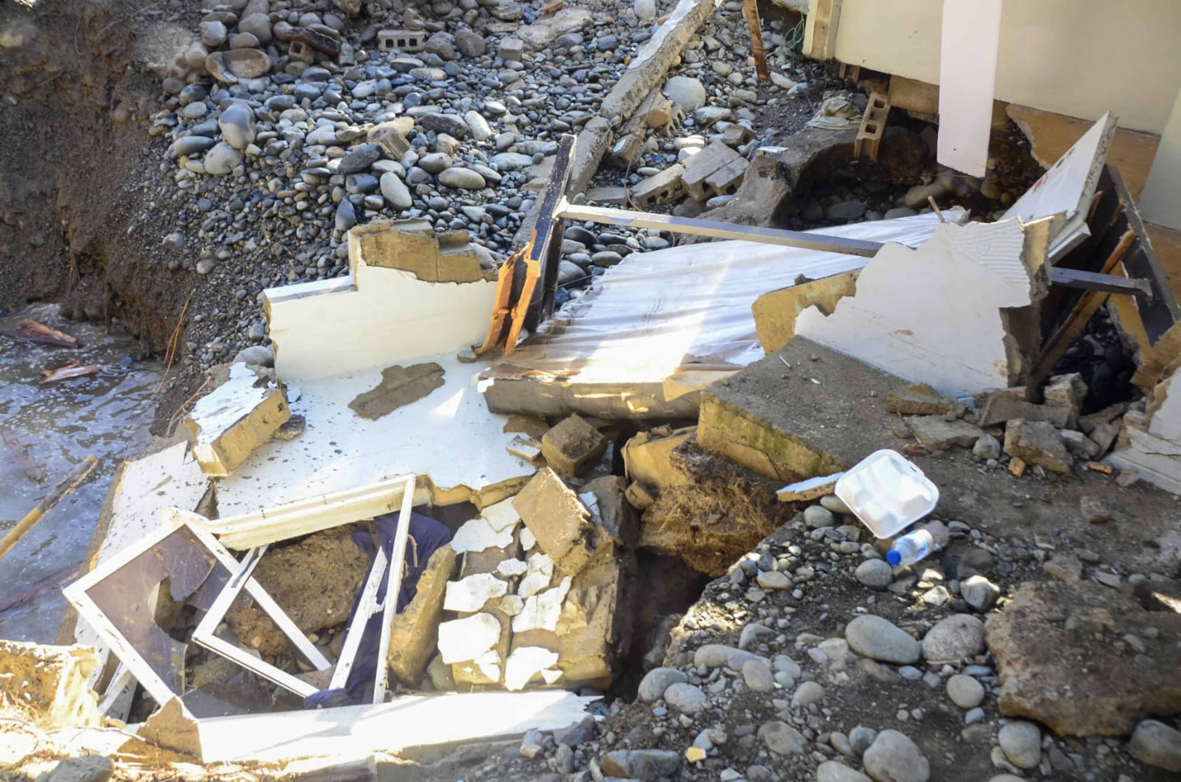 Piedras, tierra y restos de zinc esparcidos luego de la explosi&oacute;n que destruy&oacute; cuatro viviendas en Sabana Iglesia.