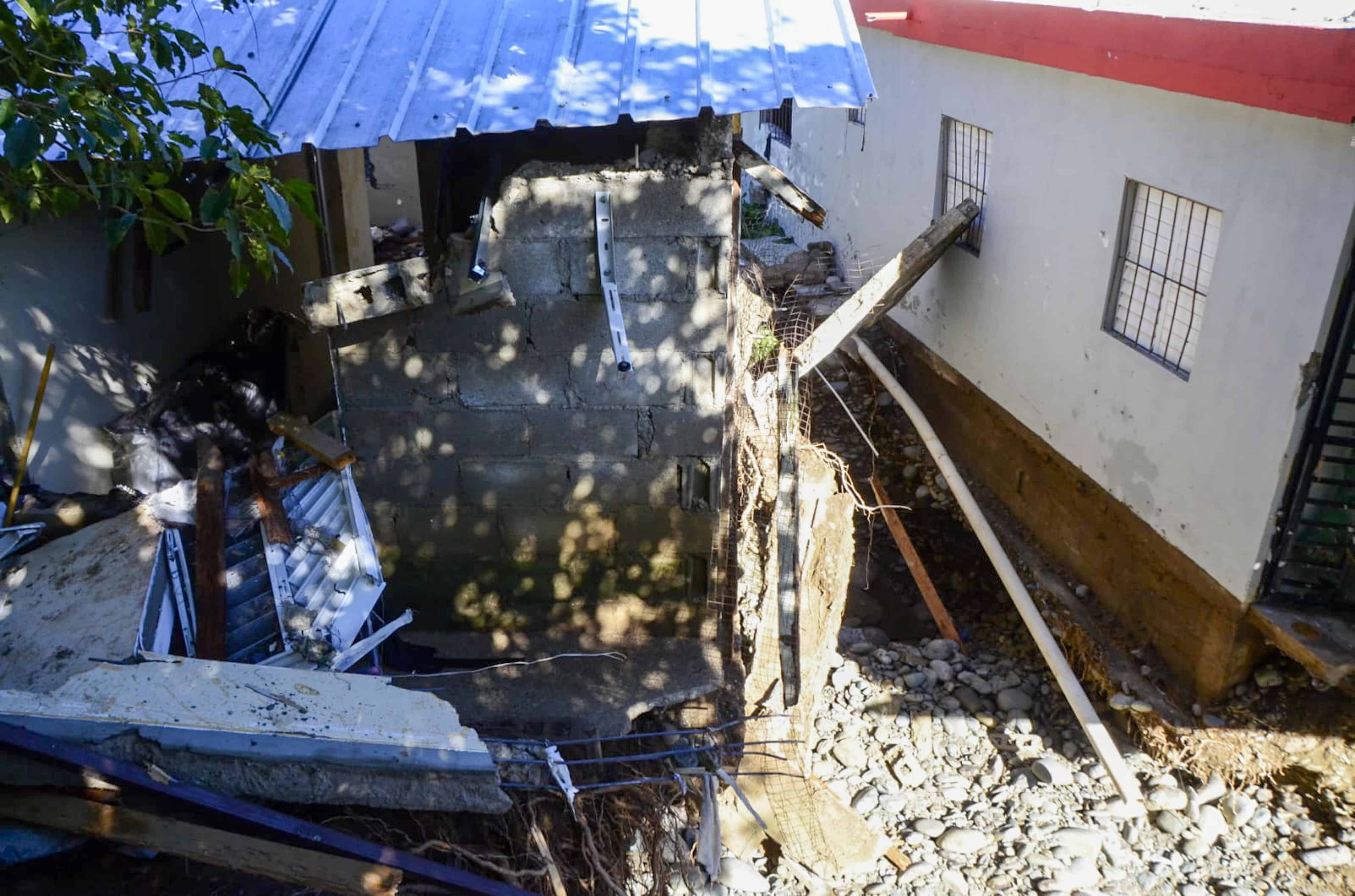 Escombros de las viviendas afectadas tras la explosi&oacute;n de la tuber&iacute;a.