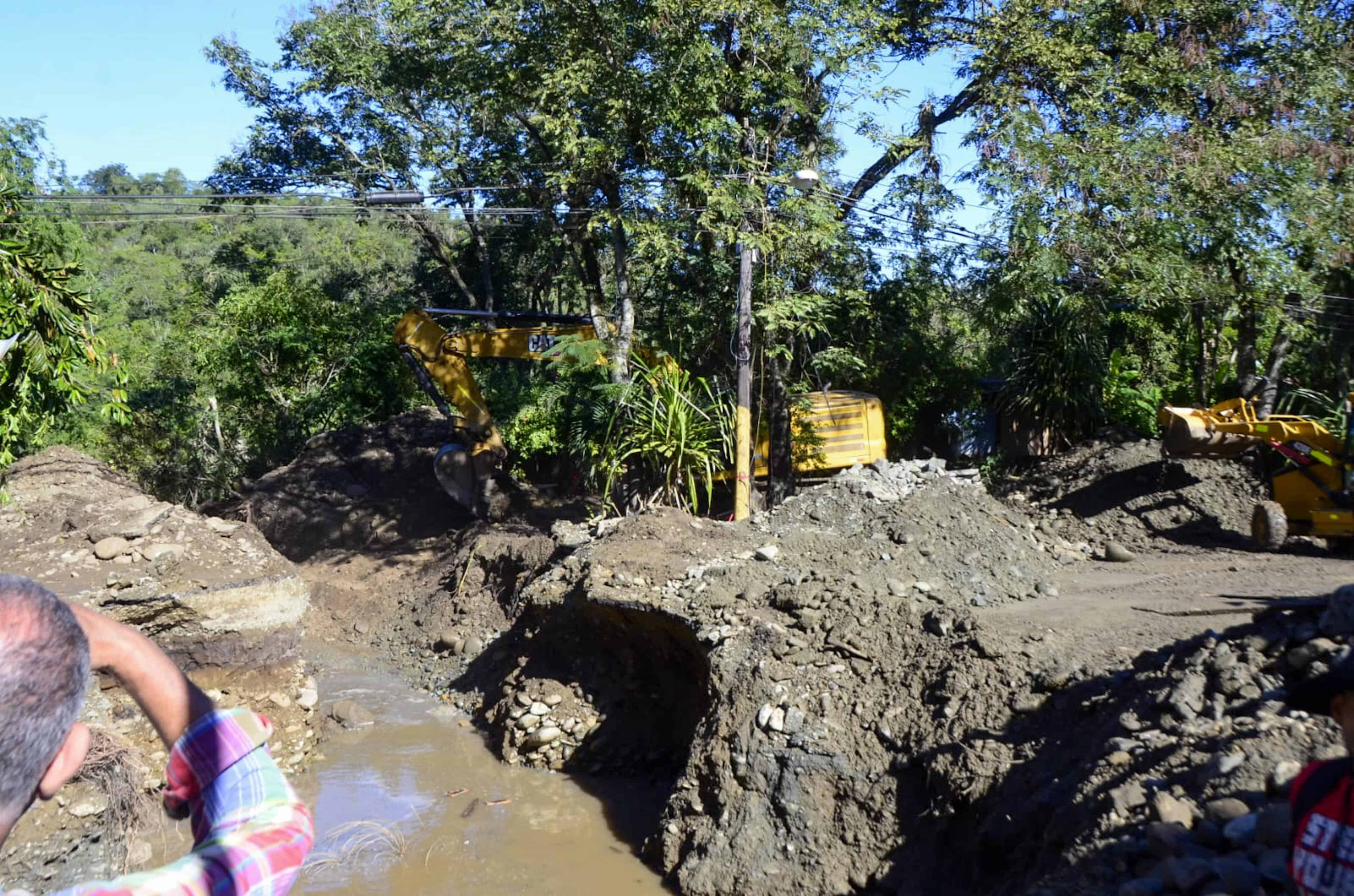 Escombros y tierra cubren el entorno tras la explosi&oacute;n de la tuber&iacute;a