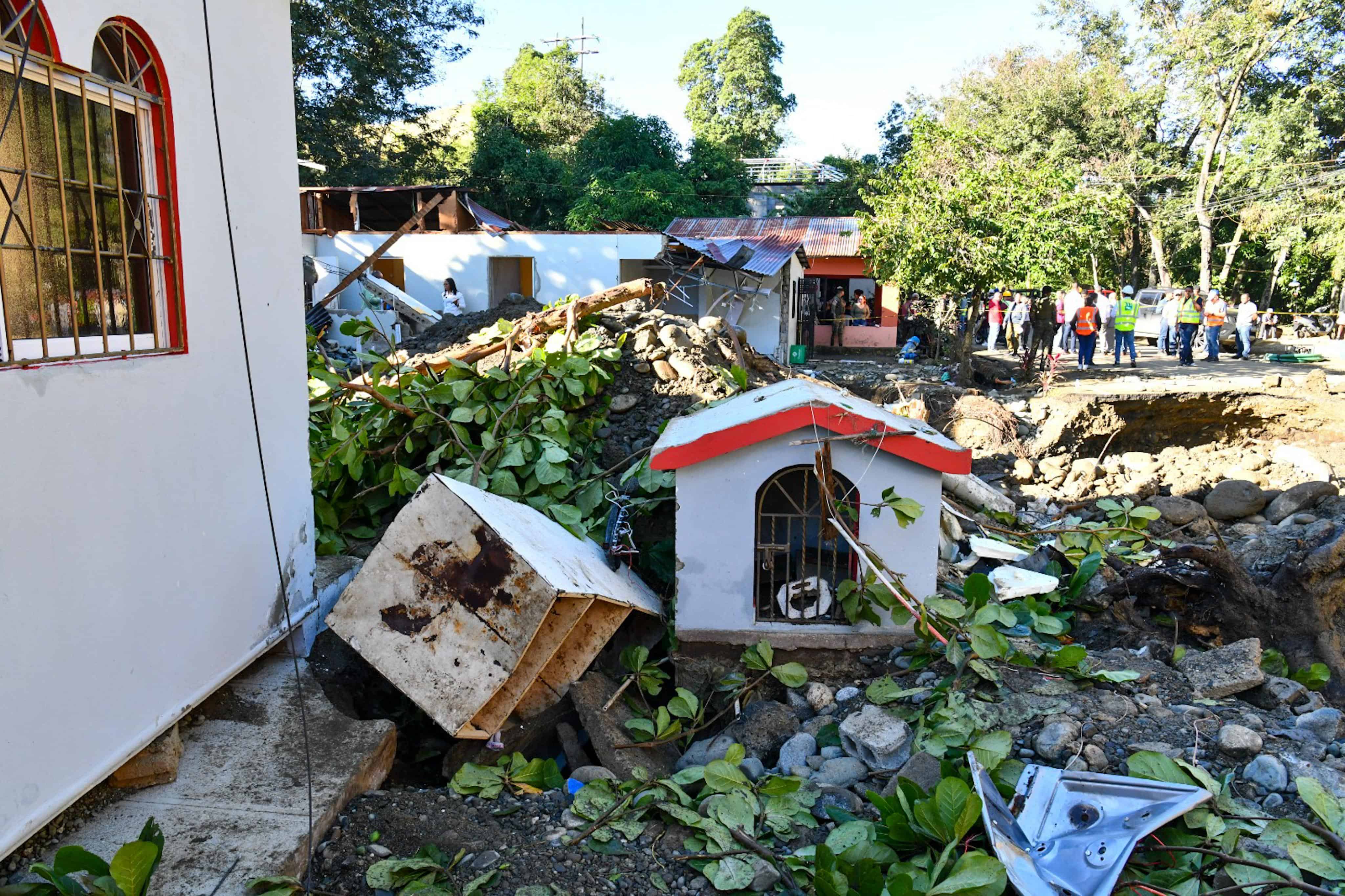La fuerza del agua y los escombros arrasaron incluso con las casetas de animales dom&eacute;sticos.