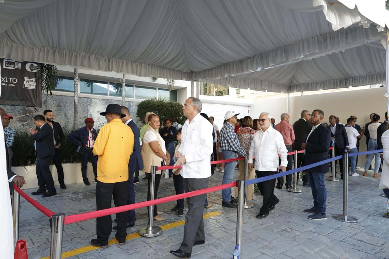 Decenas de simpatizantes hacen fila desde tempranas horas para ingresar a la sede de Funglode y saludar a Leonel Fernández.