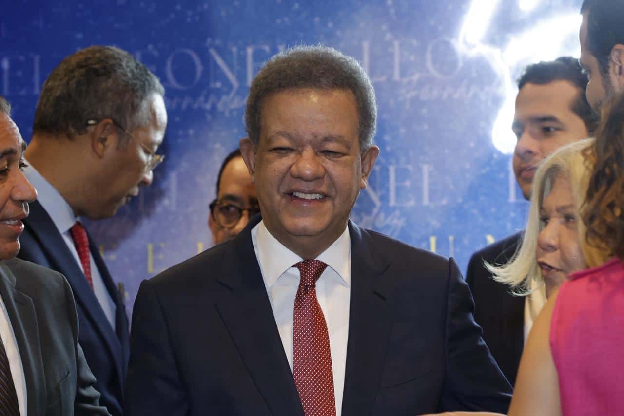 El expresidente posa sonriente tras recibir a sus simpatizantes y dirigentes políticos.