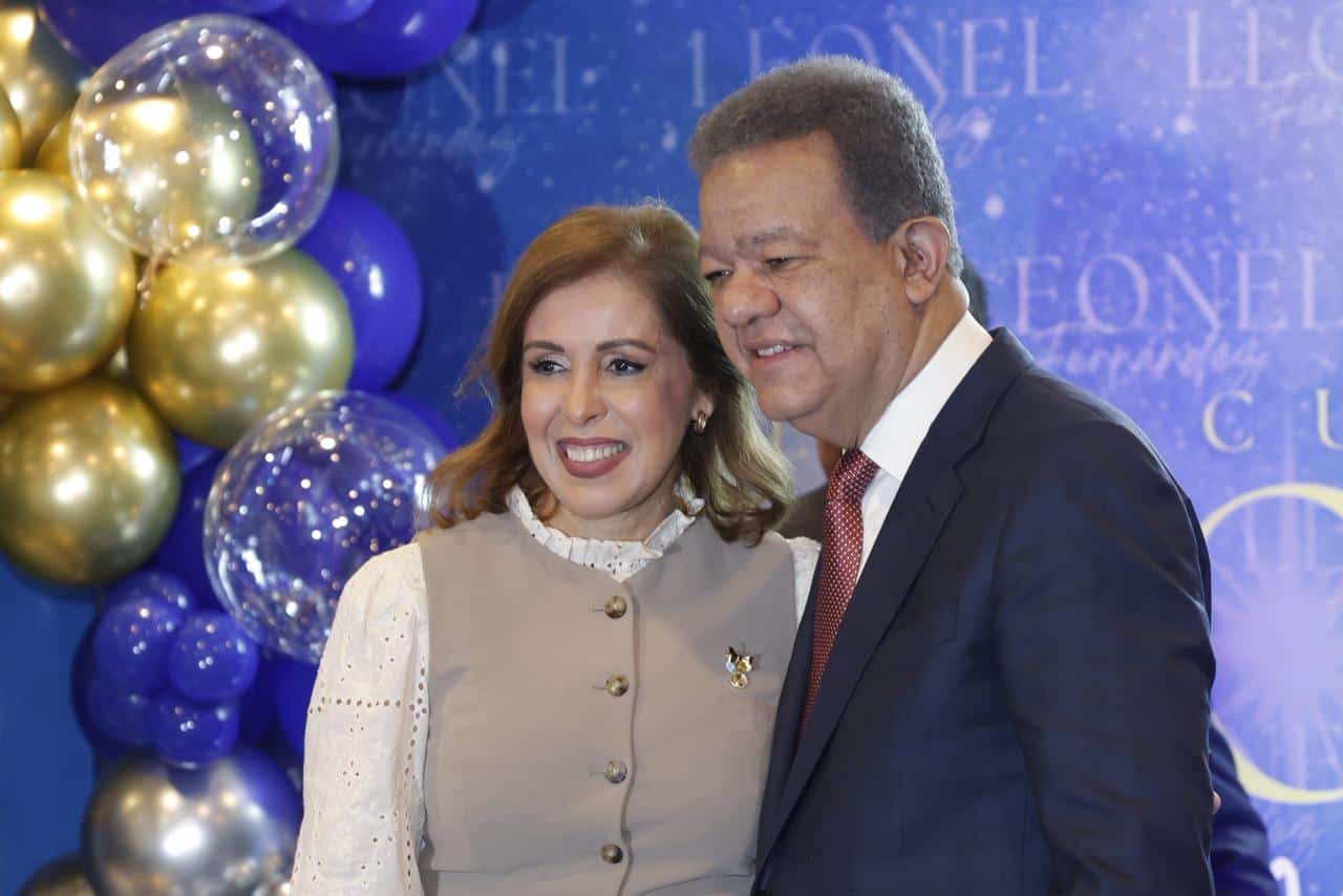 El expresidente Fernández acompañado de Ingrid Mendoza, dirigente política y viuda de Pared Pérez.