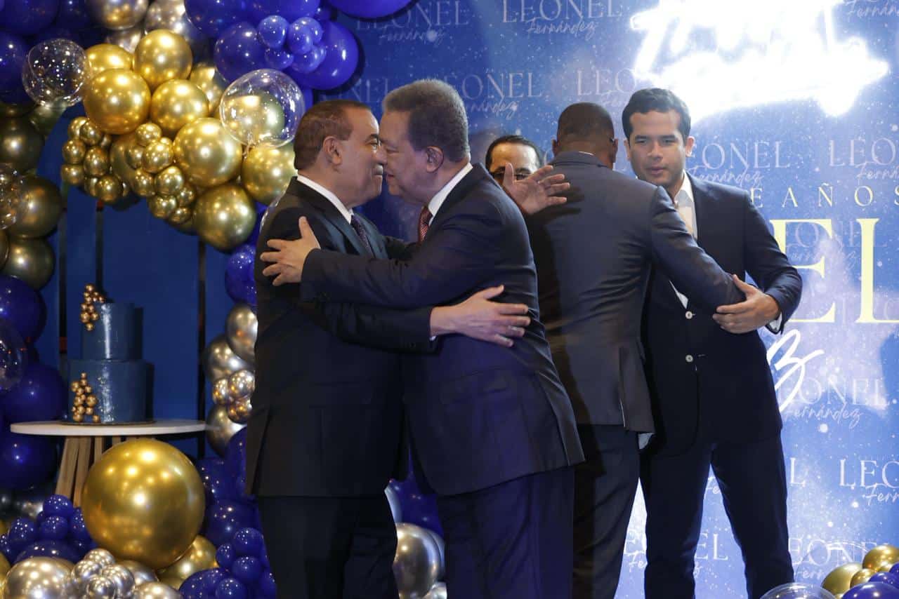 El expresidente recibe felicitaciones, abrazos y presentes de los asistentes al evento.