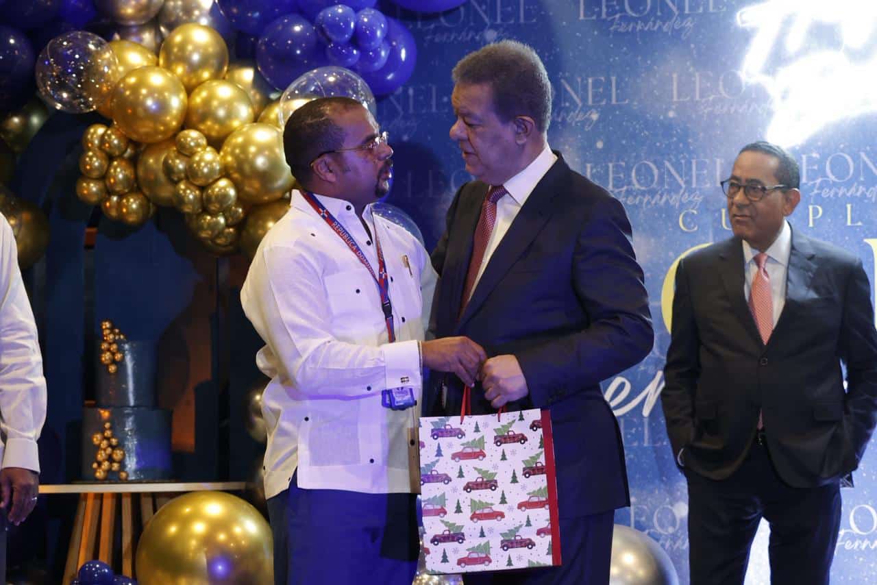 Entrega de regalos y saludos a Leonel Fernández durante la celebración de su cumpleaños
