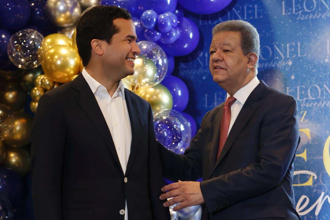 Leonel Fernández acompañado de su hijo Omar Fernández.