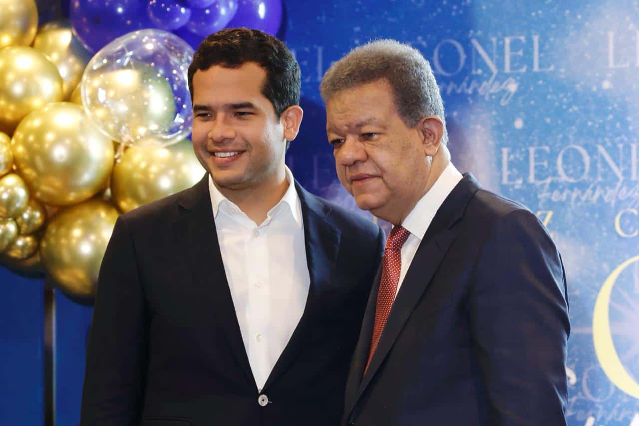 Leonel Fernández y su hijo, el senador Omar Fernández, durante la celebración de los 72 años del exmandatario
