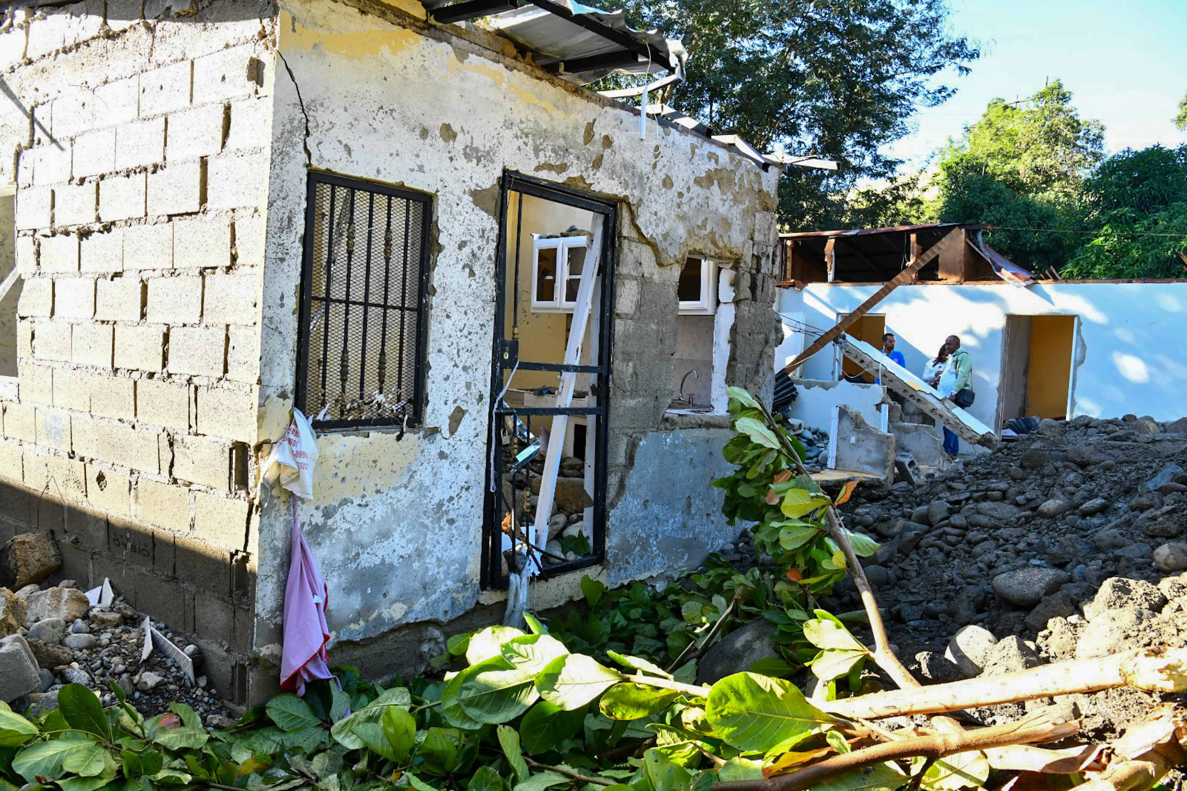 Viviendas con da&ntilde;os estructurales tras la fuga de agua que termin&oacute; en explosi&oacute;n.