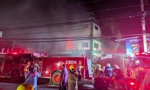 M&aacute;s de 150 bomberos trabajan para sofocar incendio en la Ferreter&iacute;a San Miguel de la Independencia