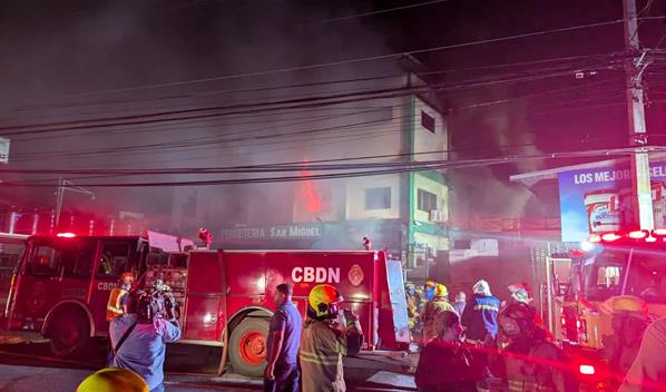 M&aacute;s de 150 bomberos trabajan para sofocar incendio en la Ferreter&iacute;a San Miguel de la Independencia
