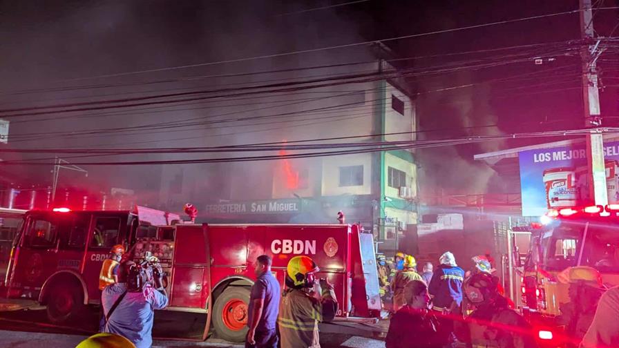 M&aacute;s de 150 bomberos trabajan para sofocar incendio en la Ferreter&iacute;a San Miguel de la Independencia