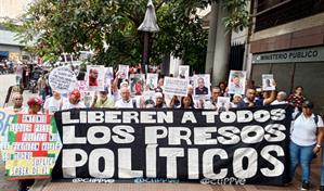 Justicia, el clamor de repatriados de El Salvador y de presos pol&iacute;ticos en Venezuela