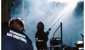 Bomberos llevan m&aacute;s de 14 horas combatiendo incendio en ferreter&iacute;a San Miguel