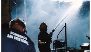 Bomberos llevan m&aacute;s de 14 horas combatiendo incendio en ferreter&iacute;a San Miguel