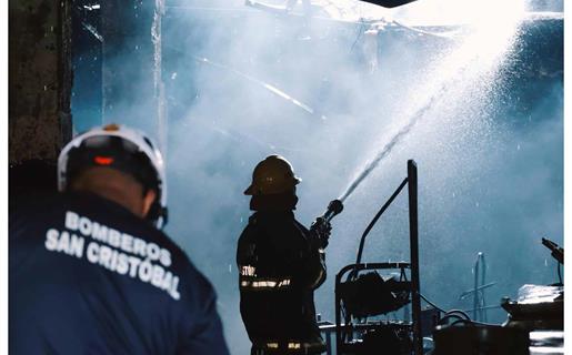 Bomberos llevan m&aacute;s de 14 horas combatiendo incendio en ferreter&iacute;a San Miguel