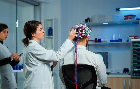 Implantes que se comunican con el cerebro: el futuro de la neurotecnolog&iacute;a est&aacute; en marcha